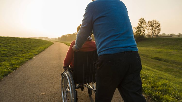 Wer sich von Verwandten pflegen lässt, kann ihnen das Geld aus der Pflegeversicherung zukommen lassen.