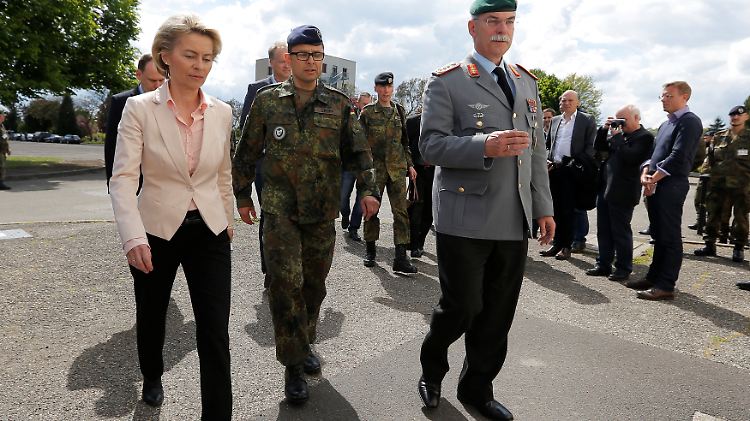 Verteidigungsministerin von der Leyen besucht die Kaserne von Franco A.
