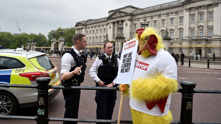 Im Buckingham Palast diskutierte Regierungschefin May die Auflösung des Parlaments und die Neuwahlen mit der Königin. Draußen macht die Boulevard-Presse Werbung und Stimmung gegen May.  