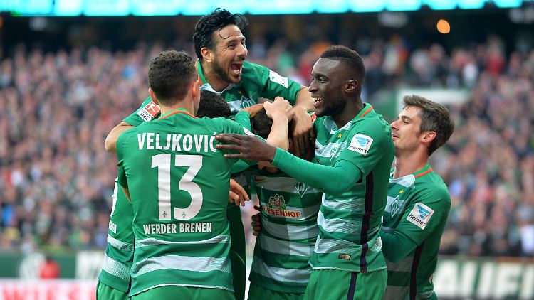 Pizarro jubelt beim Sieg seiner Mannschaft gegen RB Leipzig.