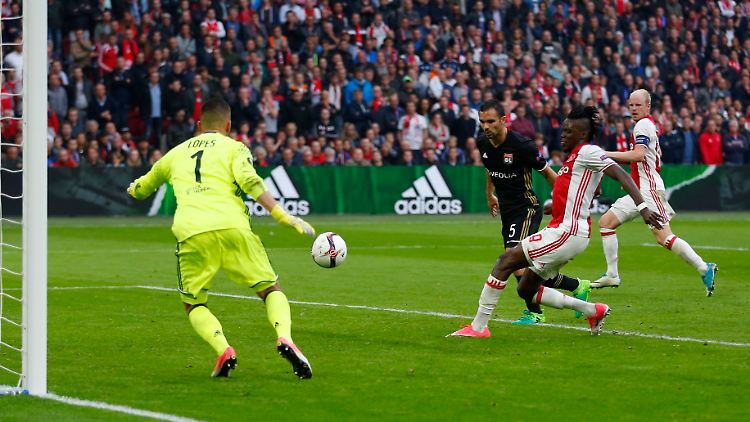 Bertrand Traoré schießt das vierte Tor für Ajax Amsterdam.