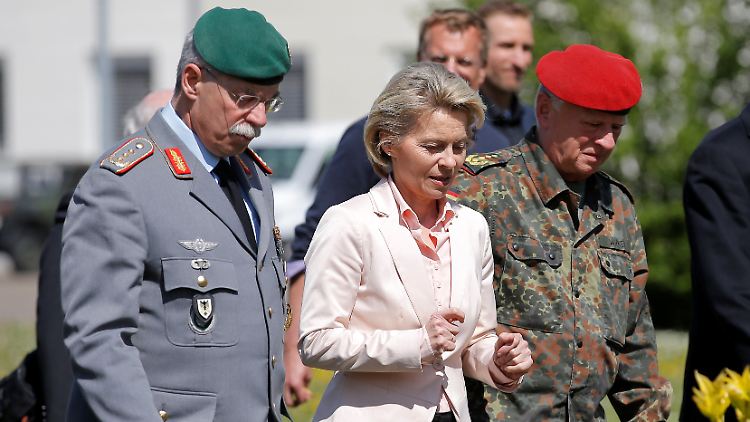 Von der Leyen besuchte am Mittwoch den Standort Illkirch im Elsass. Mit dabei: Generalinspektor Volker Wieker (r.).