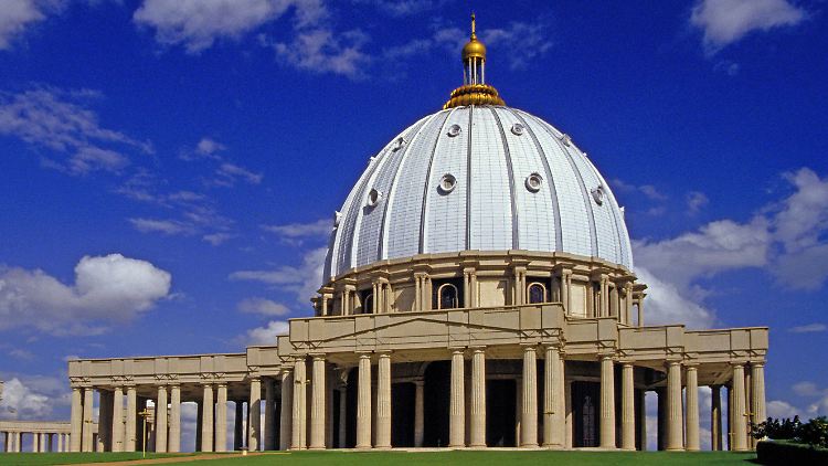 Sieht wie der Petersdom in Rom aus, steht aber in Afrika.