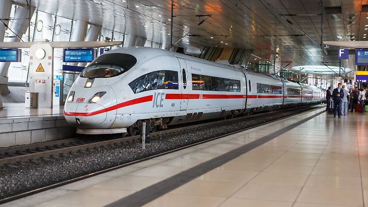 Viele Pauschalreisen haben eine Zugfahrt zum Flughafen inklusive.