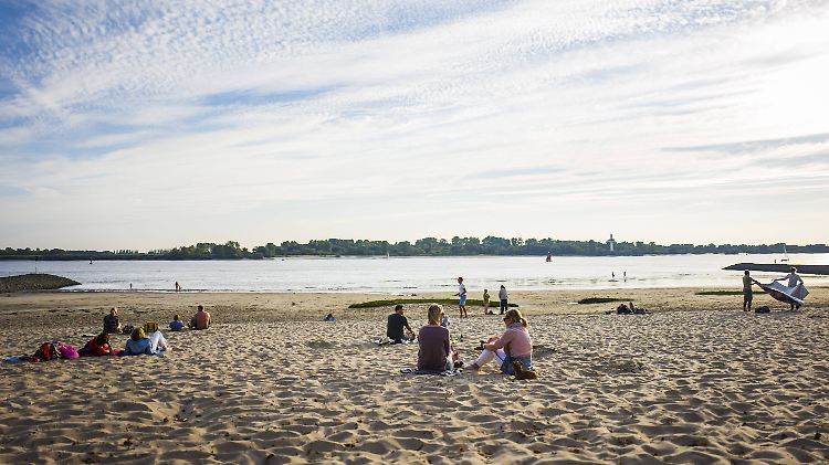 Ausflügler am Elbstrand, am Falkensteiner Ufer.