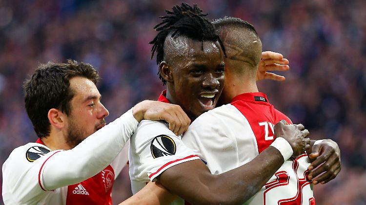 Amsterdamer Glückseligkeit: Bertrand Traoré feiert sein zweites Tor gegen Lyon.