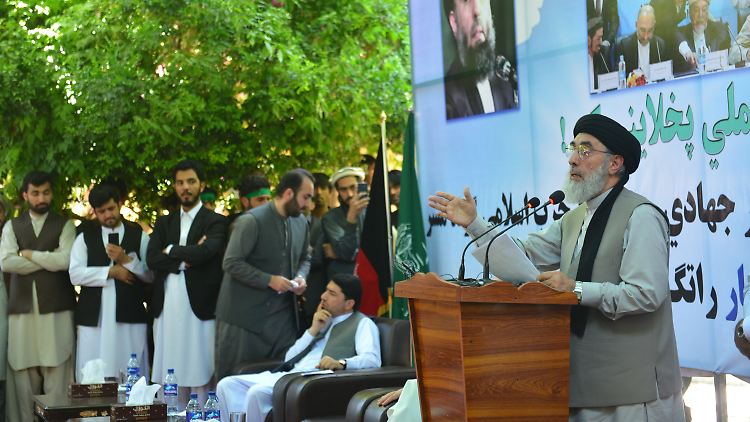 Der erste öffentliche Auftritt in Afghanistan nach mehr als 20 Jahren: Hekmatjar spricht am Samstag vor Anhängern in der Provinz Laghman.