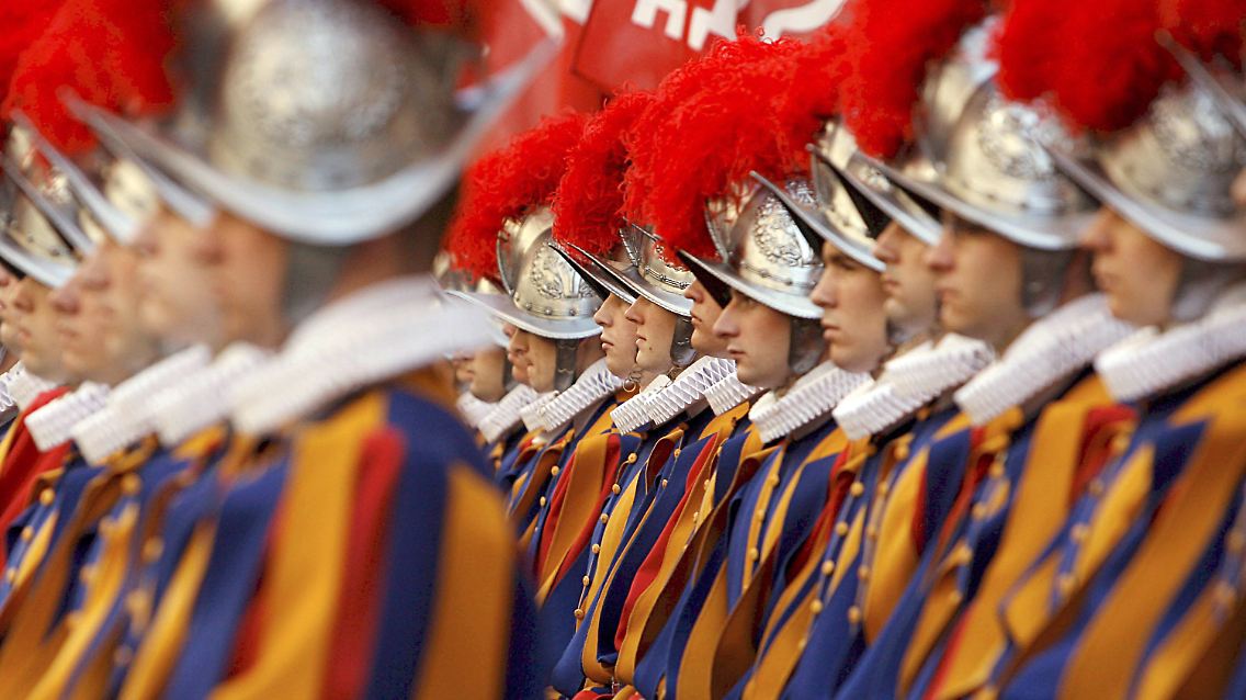 Der farbenfrohen Schweizer Garde des Papstes geht der Nachwuchs aus. Vor zwei Jahren präsentierten sich noch 40 Rekruten zur Vereidigung, im vergangenen Jahr 32 und jetzt nur noch 23.