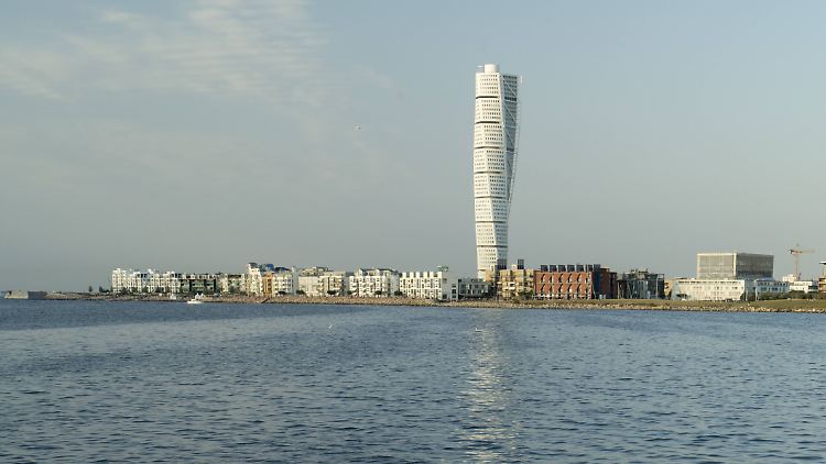 Der "Turning Torso", erbaut vom spanischen Architekten Santiago Calatrava, ist neben der Öresundbrücke Malmös neues Wahrzeichen. Mit 190 Metern Höhe und 54 Etagen ist das Gebäude der höchste Wolkenkratzer Skandinaviens.