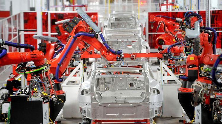 Auf diesem Foto setzen Roboter das Tesla Model S in Kalifornien zusammen. Die Herstellung des Model 3 sorgt nun für Ärger.