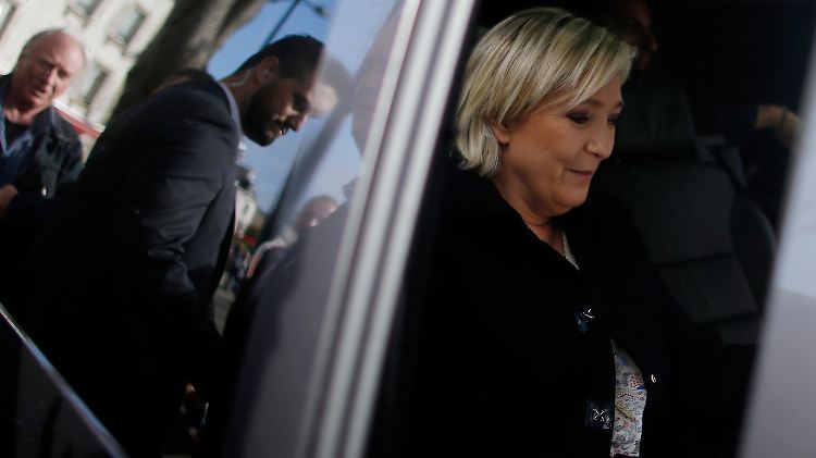 Trotz eines Strafverfahrens und Nazi-Vorwürfen gegen Vertraute hält Marine Le Pen ihnen die Treue.