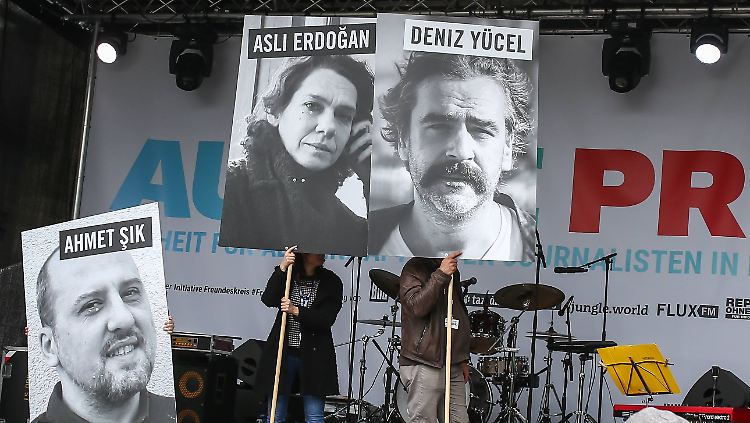 Bei einem Konzert am Brandenburger Tor forderten Hunderte Menschen die Freilassung von Deniz Yücel und anderen Journalisten.