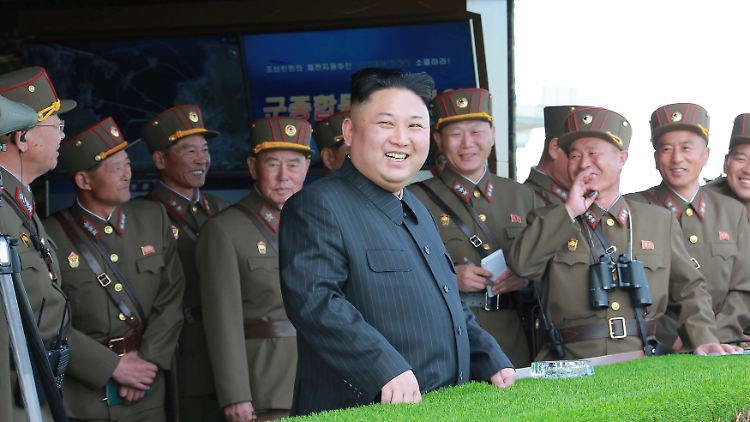 Nordkoreas Herrscher Kim Jong Un, umringt von Militärs.