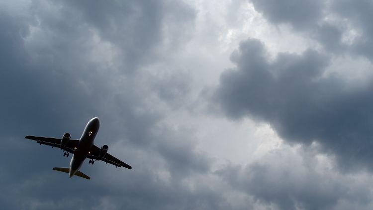 Blitzeinschläge auf dem Vorfeld: Das Frühjahrsgewitter hemmt den Flughafen Frankfurt nur kurz.