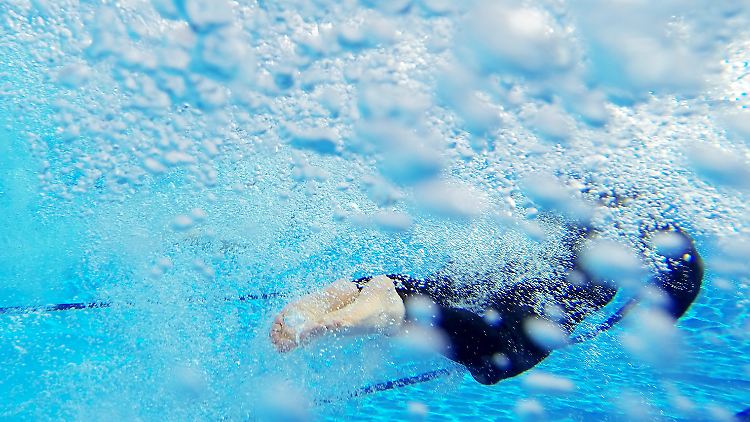 Der Verdächtige (nicht im Bild) soll einige der Taten unter Wasser gefilmt haben.