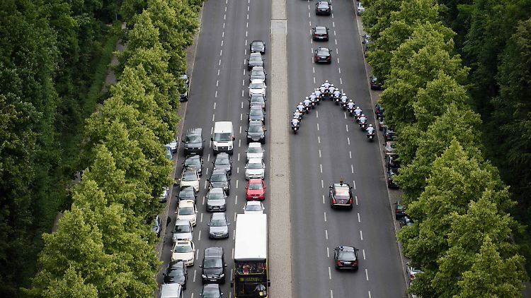 Häufig wird die Straße auch für Eskorten gesperrt. Der Rückstau in dieser Zeit ist gigantisch.