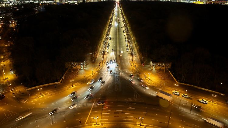 Die Straße des 17. Juni ist eine der Hauptverkehrsadern in Berlin.