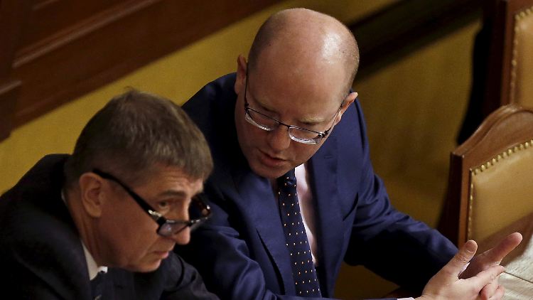 Premier Sobotka (r.) und sein Finanzminister Babis (l.): Der Konflikt zwischen beiden sorgt für eine Regierungskrise in Prag.
