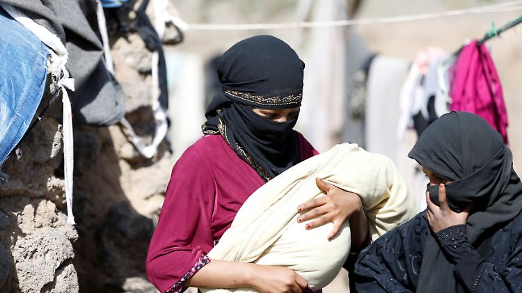 Eine junge Frau mit ihrem Neugeborenen in einem Flüchtlingslager bei Sanaa. Wenn Mütter krank werden, kann das für ihre Babys Lebensgefahr bedeuten.