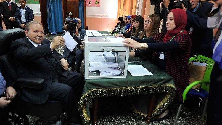 Präsident Bouteflika kam von Schlaganfällen gezeichnet im Rollstuhl zur Wahl.