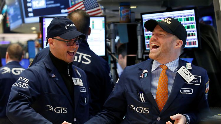 Große Freude bei Händern auf dem Parkett der New York Stock Exchange, als der Dow Jones am 25. Januar die 20.000 knackt.