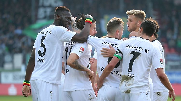 Mit seinem Sieg setzt Hannover die anderen Mannschaften unter Druck, die auf den Aufstieg hoffen. 