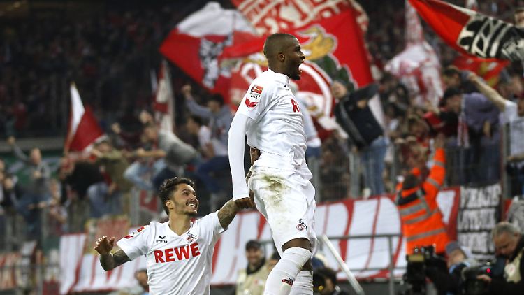 Anthony Modeste springt den Fans entgegen.