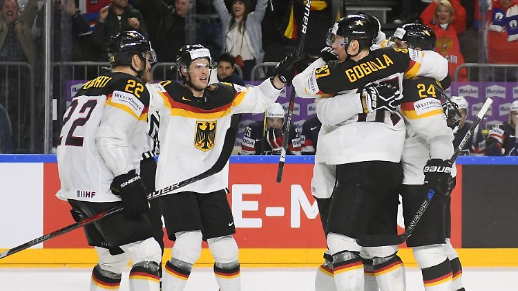 Das DEB-Team feiert das 2:1 von Patrick Hager.