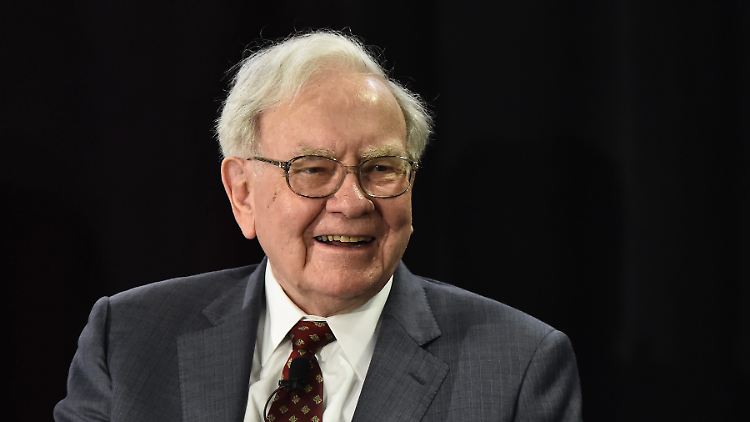 Der Gewinneinbruch sollte für Warren Buffet kein grund für schlechte Laune sein: Er verdiente mit Berkshire Hathaway dennoch Milliarden.