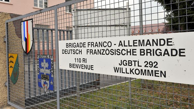 In der Donaueschinger Kaserne steht eine Vitrine mit Wehrmachtshelmen.