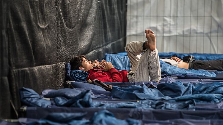 Im Sommer 2015 wurden viele Flüchtlinge zunächst in Zelten untergebracht. Später gab es Container und Turnhallen.