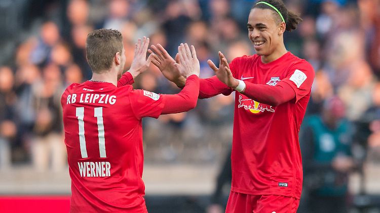 Timo Werner und Yussuf Poulsen bejubeln den Sieg gegen die Berliner Hertha.