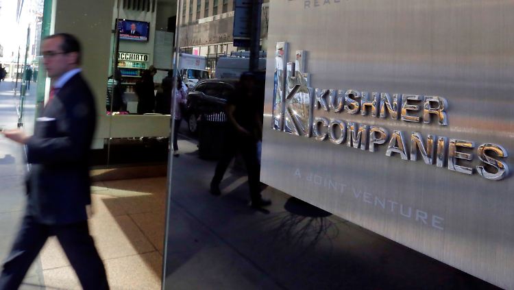 Ein Schild in der Fifth Avenue zeigt einen Firmensitz der Familie Kushner.
