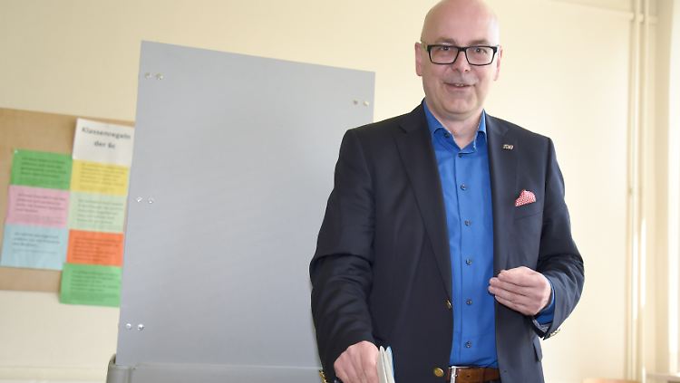 Albig bei seiner Stimmabgabe in Kiel.