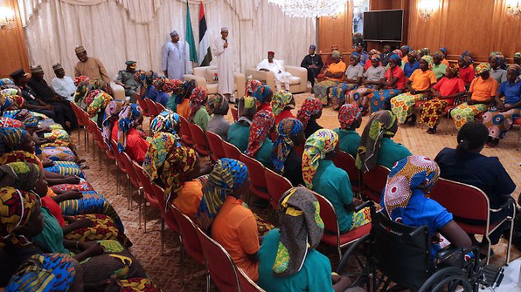 Die freigelassenen Mädchen bei dem nigerianischen Präsidenten.