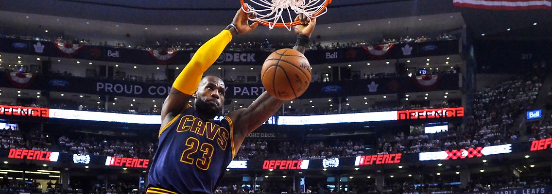 Da stellt man sich besser nicht in den Weg: LeBron James beim Slam Dunk.
