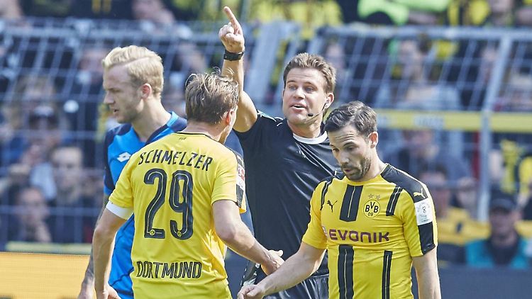 Nicht sein Tag: Schiedsrichter Felix Brych in Dortmund.