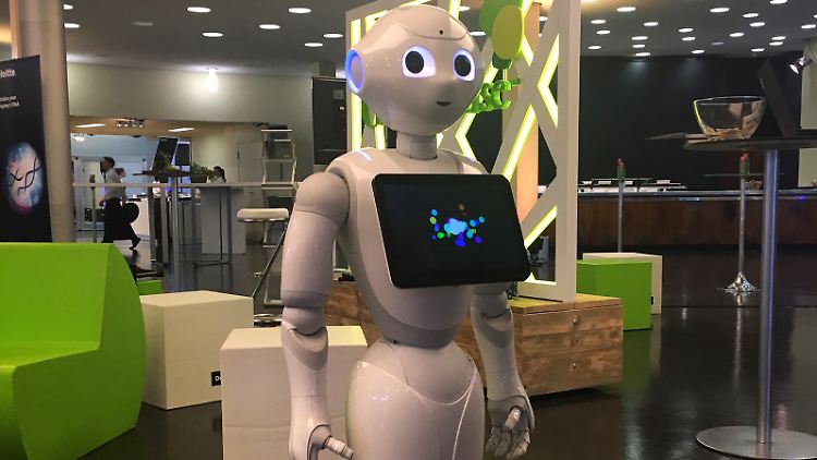 Pepper begrüßte die Besucher des SingularityU Summit in Berlin.