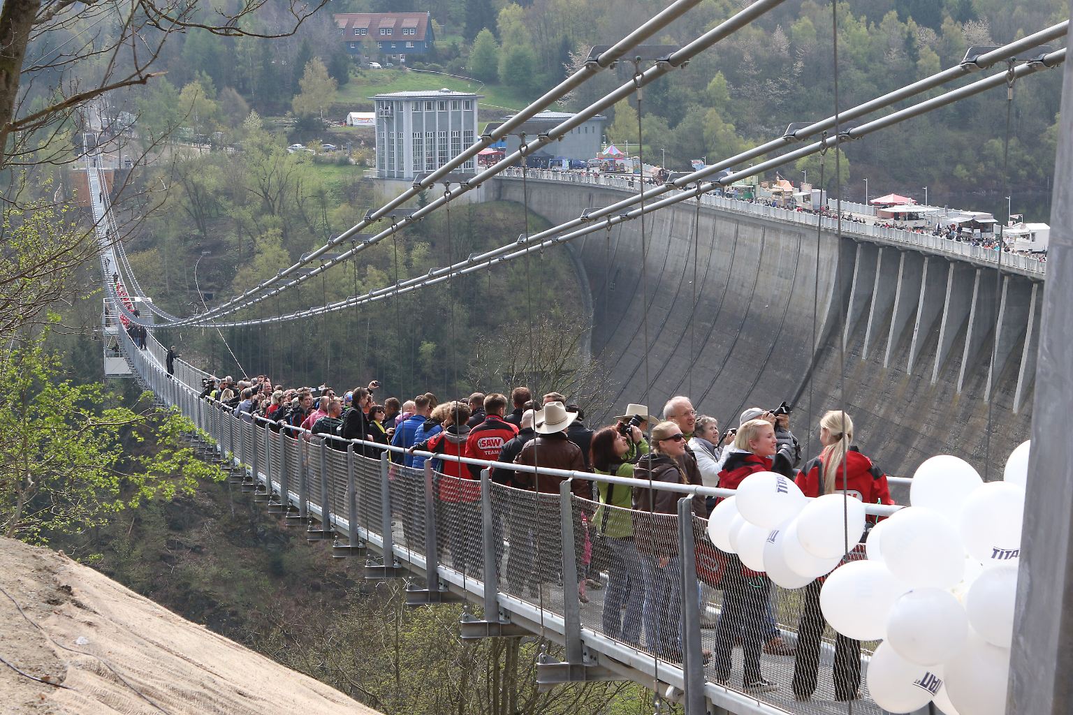 Die neueste Touristenattraktion am Brocken ist nichts für Feiglinge: Denn die 458 Meter lange Brücke hängt rund 100 Meter hoch über dem Rappbodetal.