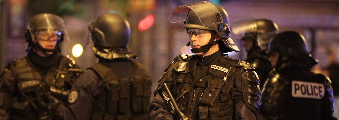 Spezialeinheiten der Polizei am Wahlabend in Paris.
