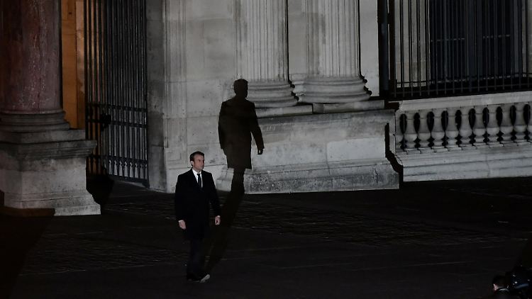 Der Schatten ist groß - der Mann auch? Emmanuel Macron am Louvre in Paris.