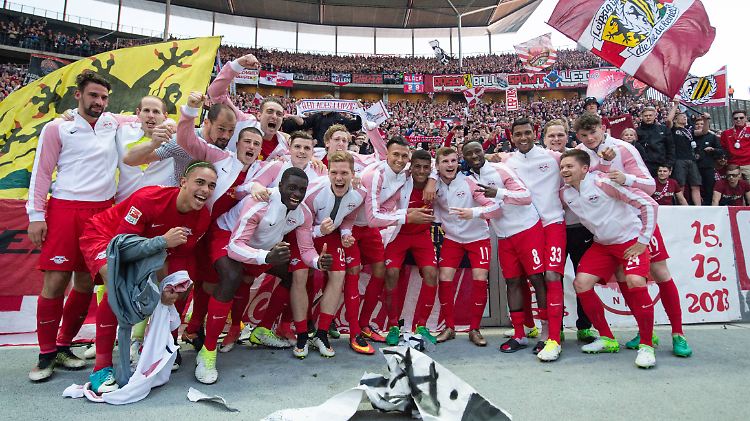 Jubel, Trubel, Heiterkeit: Leipzigs Fußballer feiern in Berlin.