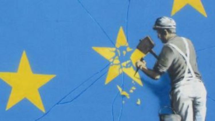 Banksy hat ein monumentales Kunstwerk in Dover hinterlassen - eine weithin sichtbare Kritik am Brexit.