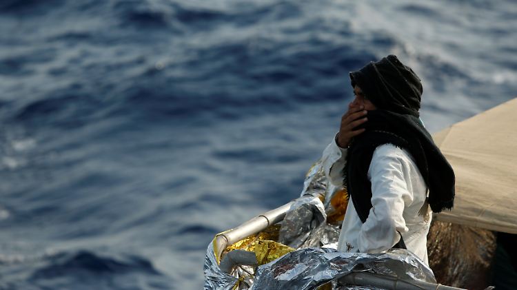 Ein vor Libyen geretteter Mann schaut auf das Mittelmeer.