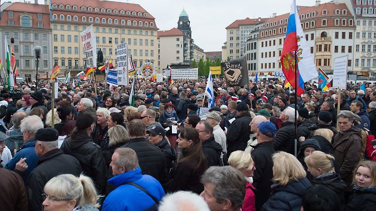 Die Demonstranten kamen in Dresden vor der Frauenkirche zusammen.