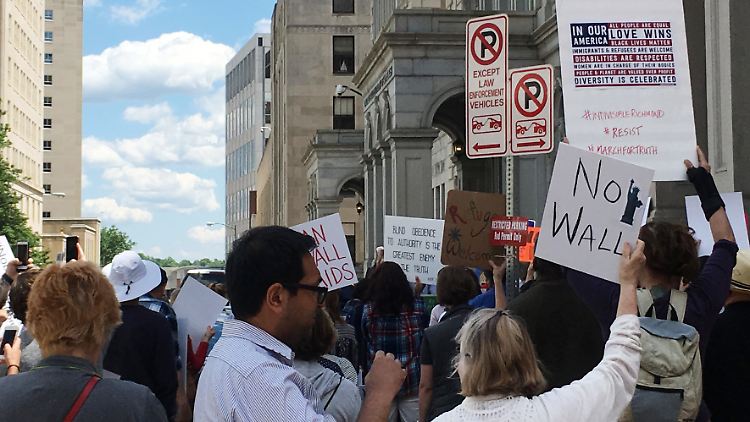 Vor dem Gerichtsgebäude in Richmond, Virginia gab es Proteste gegen den Einreisebann.