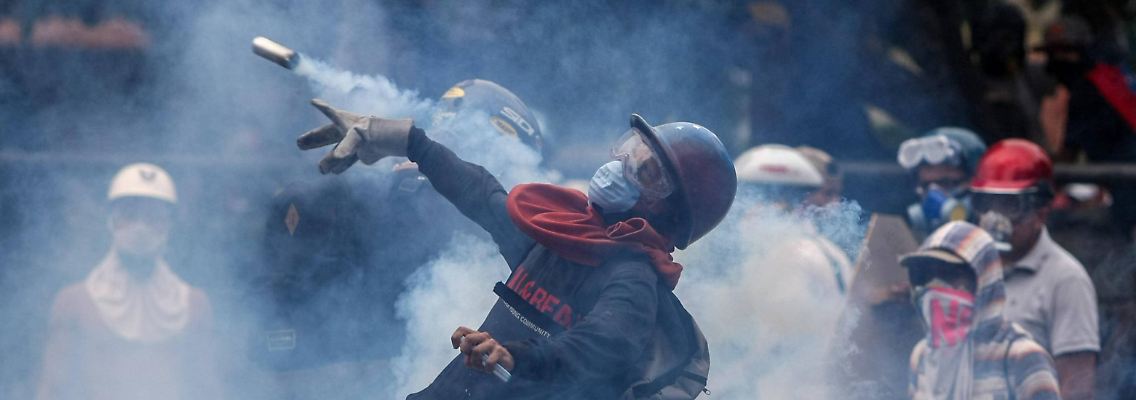 60 Menschen sollen bei den neuesten Zusammenstößen in Caracas verletzt worden sein.