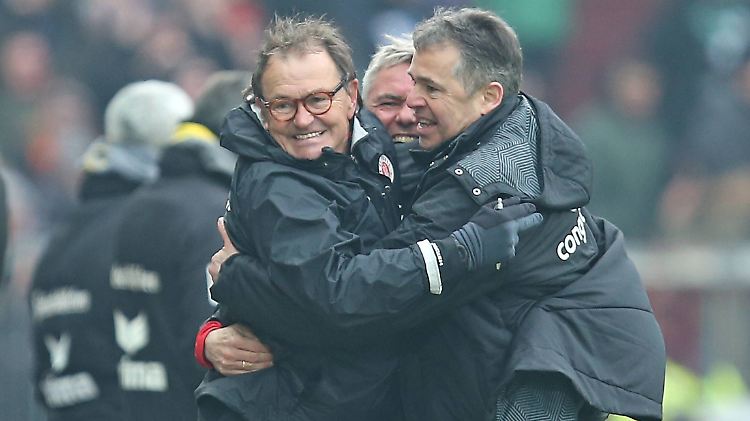 Sie haben wieder viel Spaß beim FC St. Pauli - und Grund dazu: Cheftrainer Ewald Lienen (l.), Geschäftsführer Andreas Rettig (r.) und Co-Trainer Olaf Janßen.