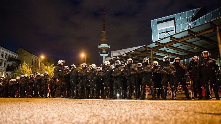 Der G20-Gipfel ist für die Polizei eine Herausforderung. Schon Ende April hatten 2700 Fußballfans des FC St. Pauli gegen den Gipfel protestiert.