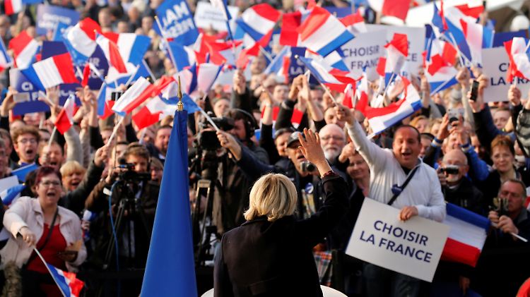 Marine Le Pen im Wahlkampf in Nordfrankreich.